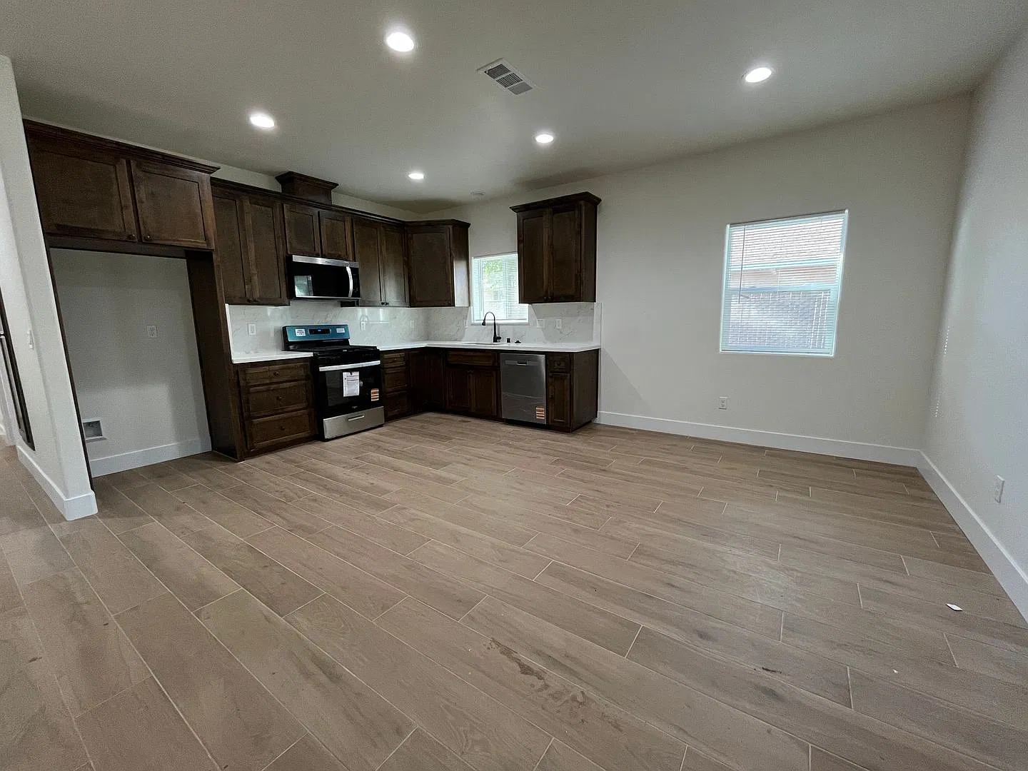 Beautiful Lindsay Home Available Now! — Photo 3