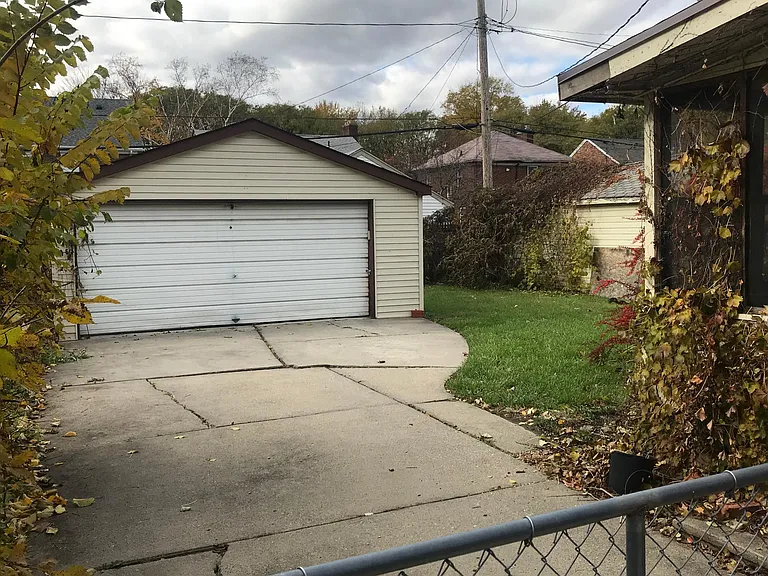 14145 Glastonbury Ave — Photo 3