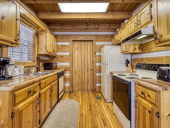 18th image of 2752 Blue Springs Way