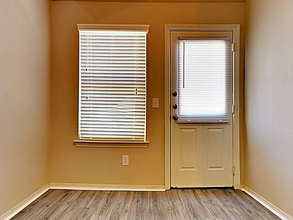 5th image of 114 N Golden Oak Dr