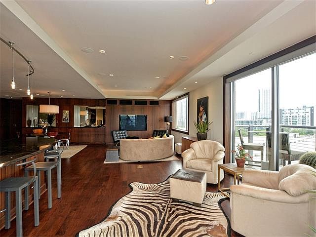 1st image of 901 W 9th St APT 806