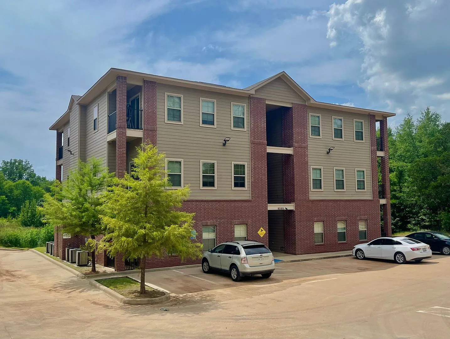 Bellwood Lake Apartments — Photo 1