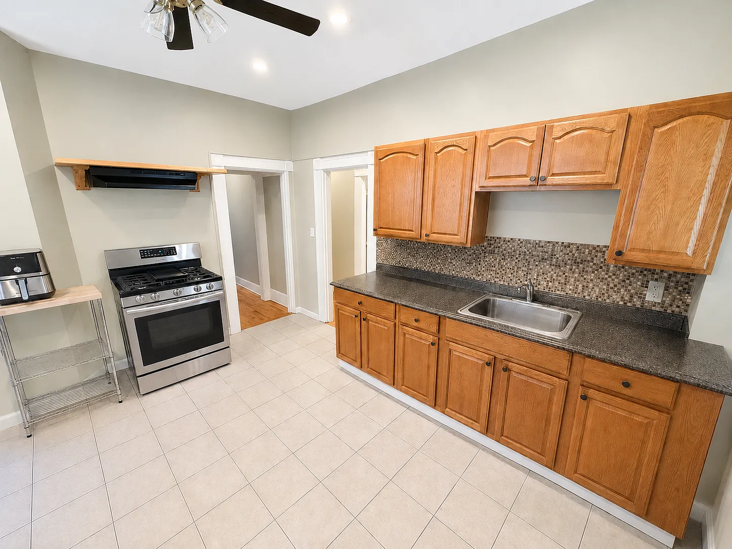 3 bed, 1000 sqft, $3,000 — Photo 2