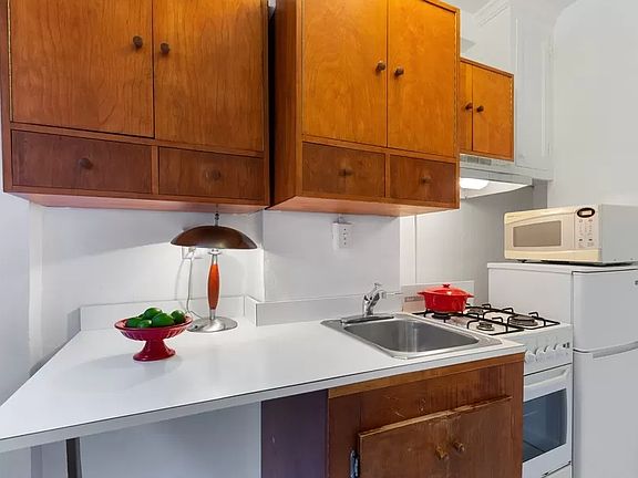 5th image of 321 E 54th St APT 8G