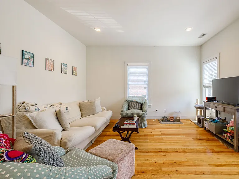 408 N Robinson — Photo 7