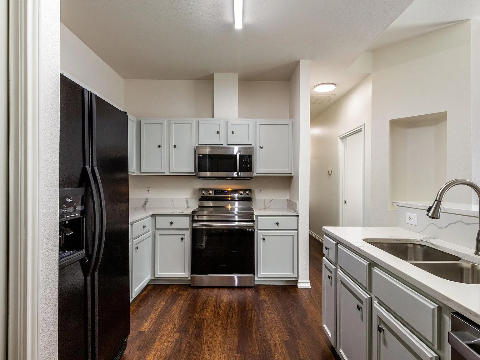 3 bed, 2.0 bath, 2316 sqft, $1,895 — Photo 2