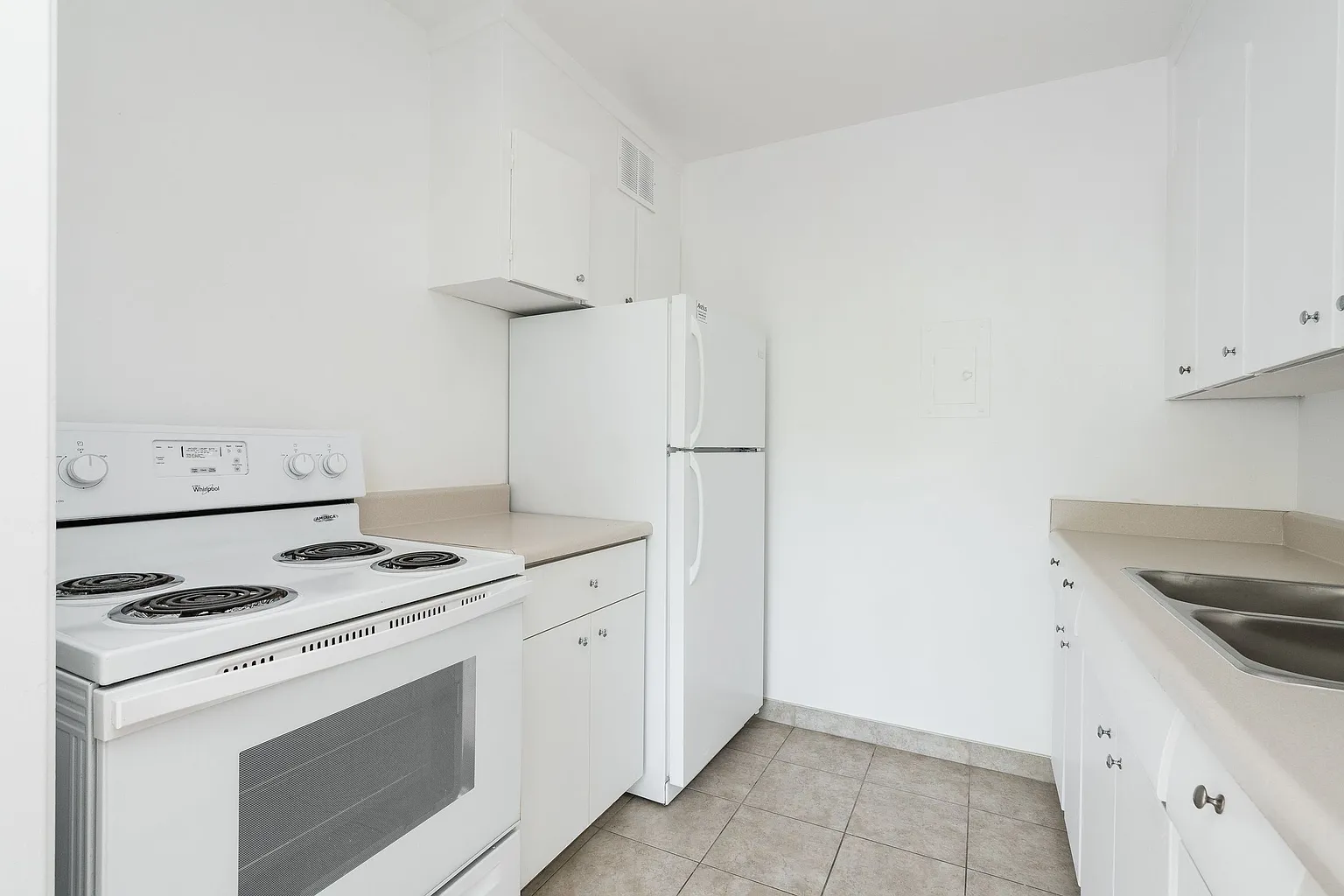 240 Oriole Pkwy #1B-1Ba-687Sqft photo 1