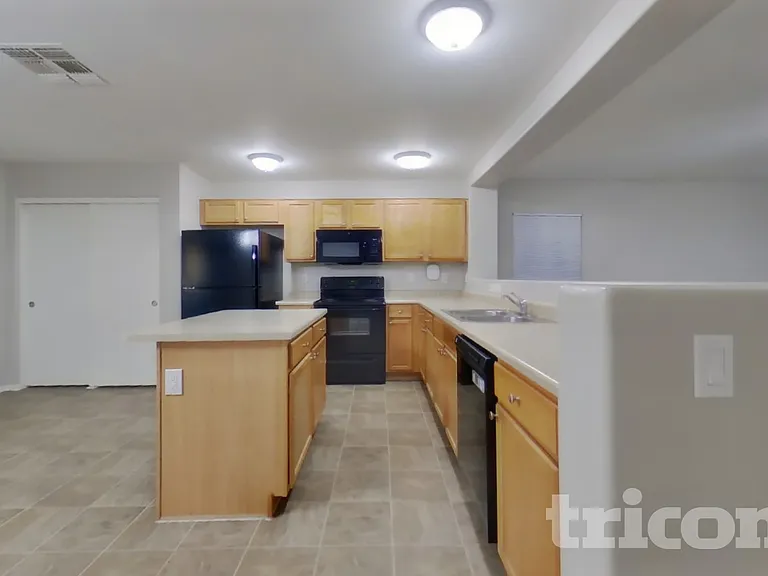 12510 W Scotts Dr — Photo 6
