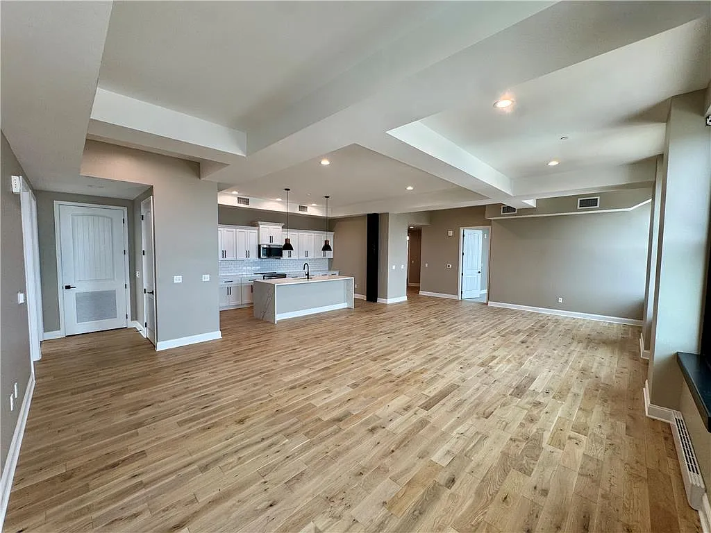 2 bed, 2.0 bath, 1812 sqft, $3,750 — Photo 3