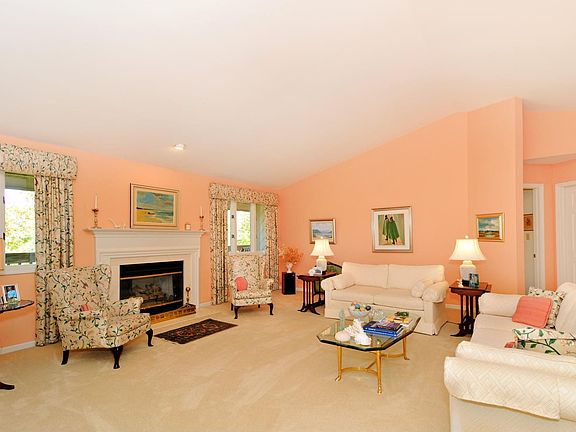 Living Room/Fireplace