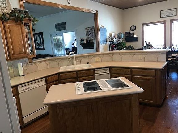 3rd image of 1606 N Park Dr