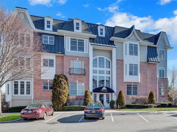 514 Pacing Way #514, Westbury, NY 11590