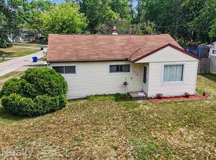 275 Rivard Blvd, Waterford, MI 48327