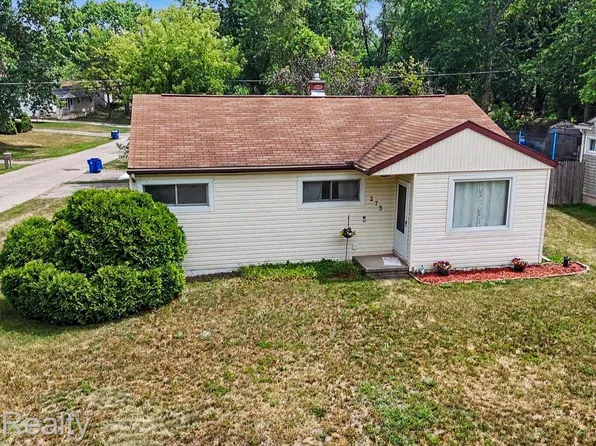 275 Rivard Blvd, Waterford, MI 48327