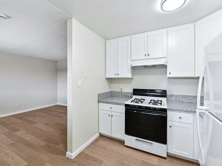 ROCKINGHAM APARTMENTS — Photo 14