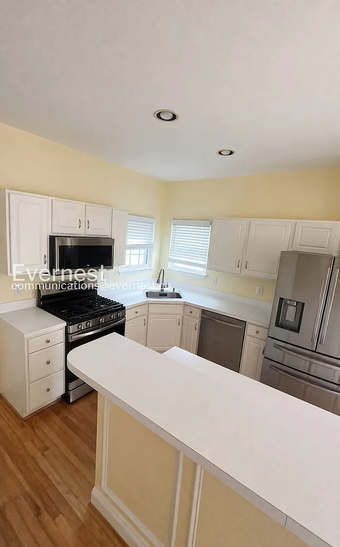 4 bed, 3.0 bath, 5075 sqft, $3,595 — Photo 3