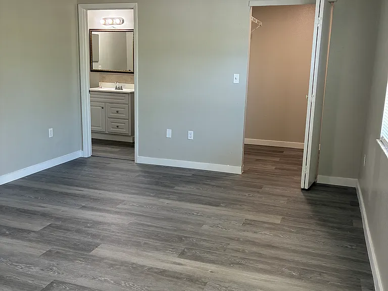 Master bedroom boasts an with en-suite bathroom and walk in closet.