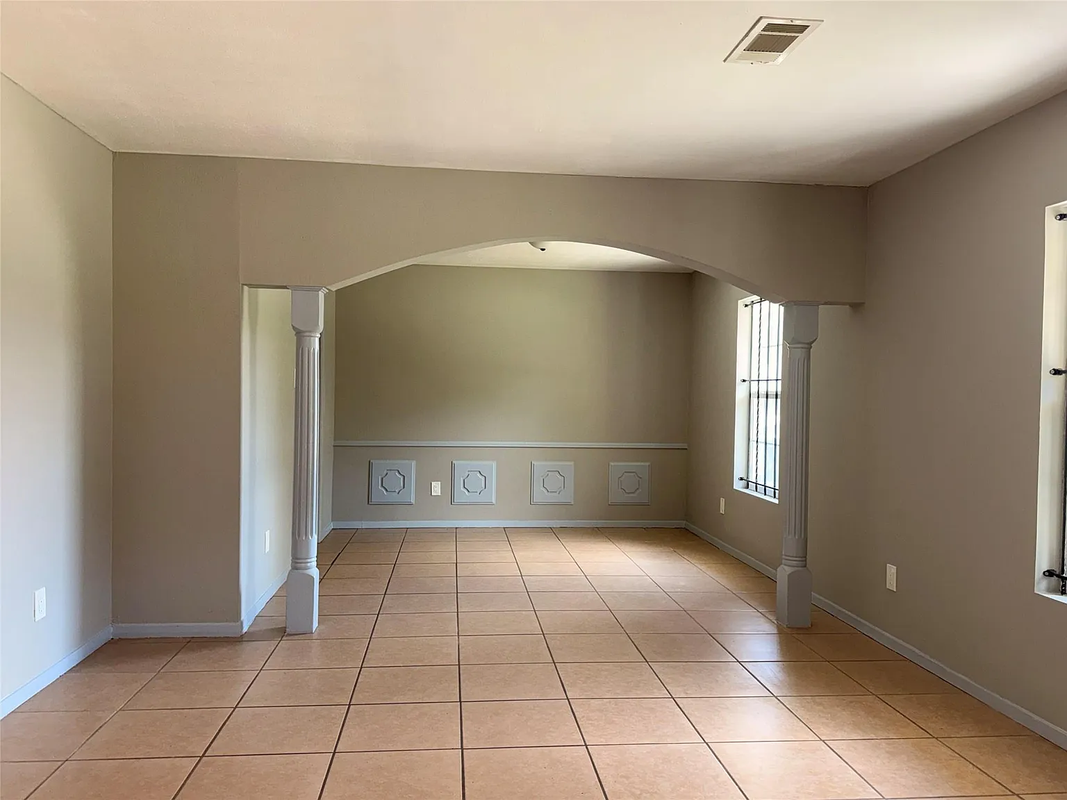 4 bed, 2.0 bath, 2375 sqft, $2,100 — Photo 2