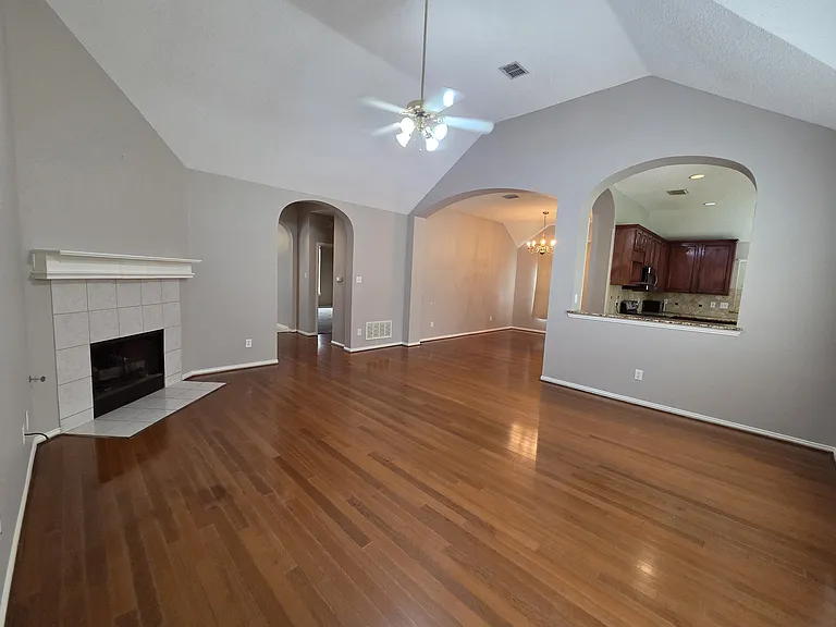 1344 Wentworth Dr — Photo 3