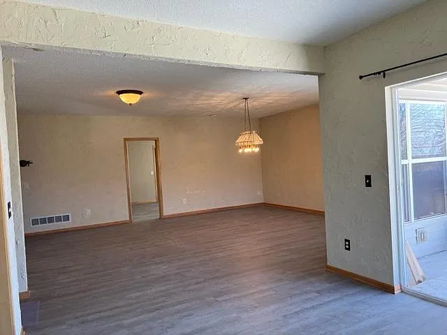 3 bed, 2.5 bath, 2736 sqft, $2,500 — Photo 2