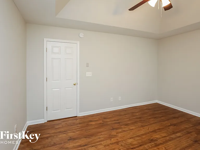900 Charleston Ct — Photo 10