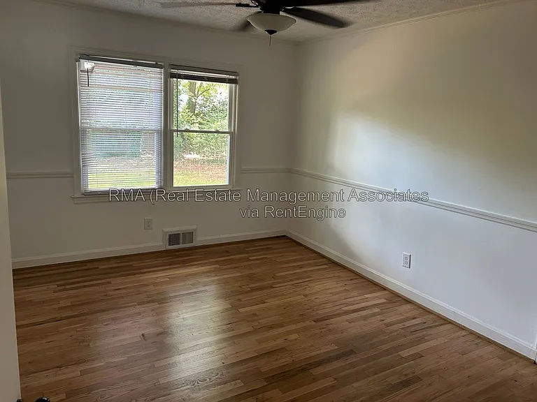 216 Hillandale Dr — Photo 3