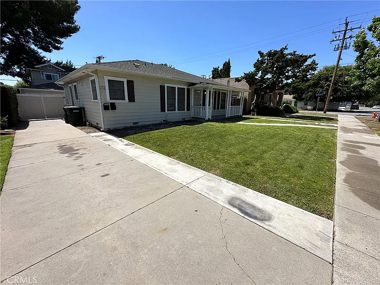 210 S Bush St — Photo 2