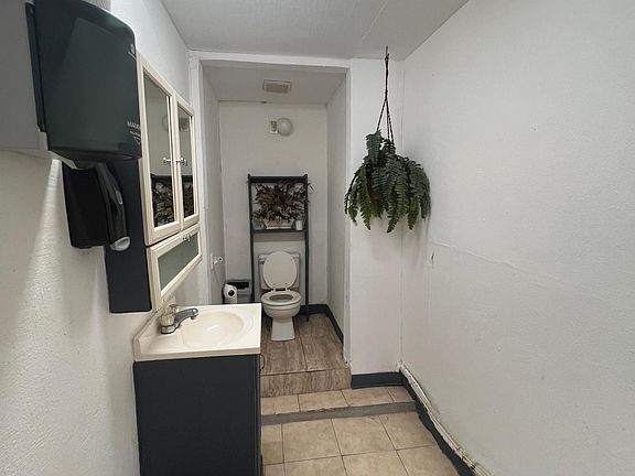 2nd image of 143B Palm Blvd