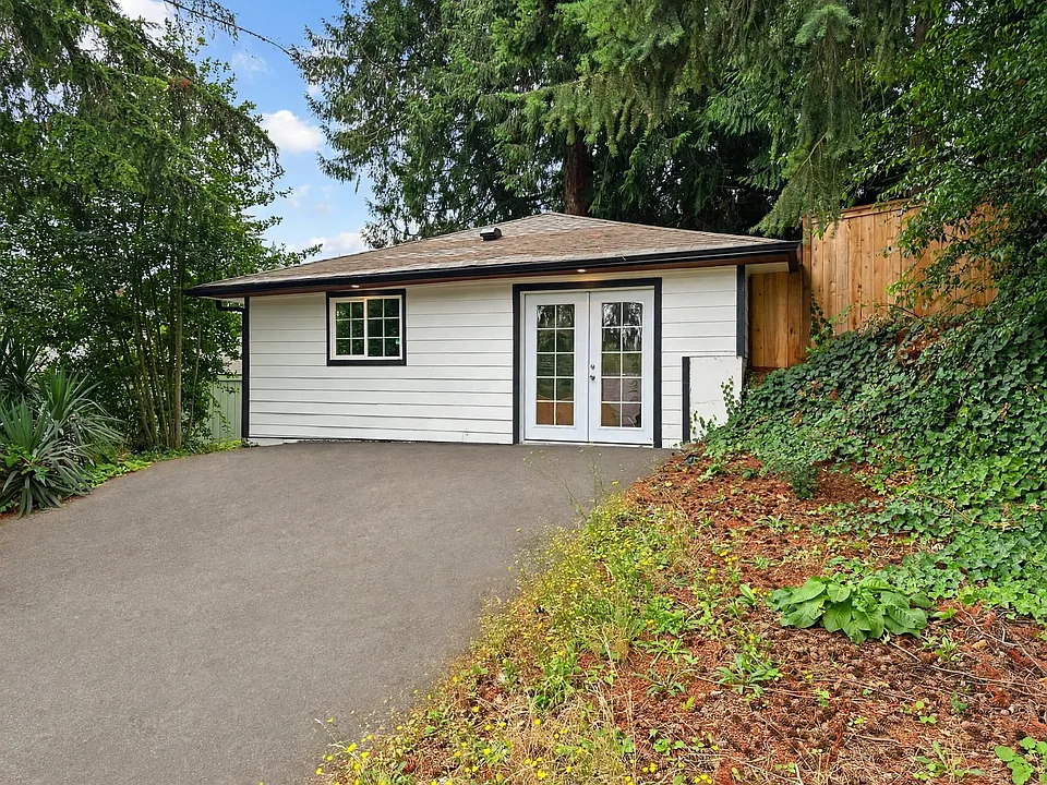 1140 E Seattle St #2