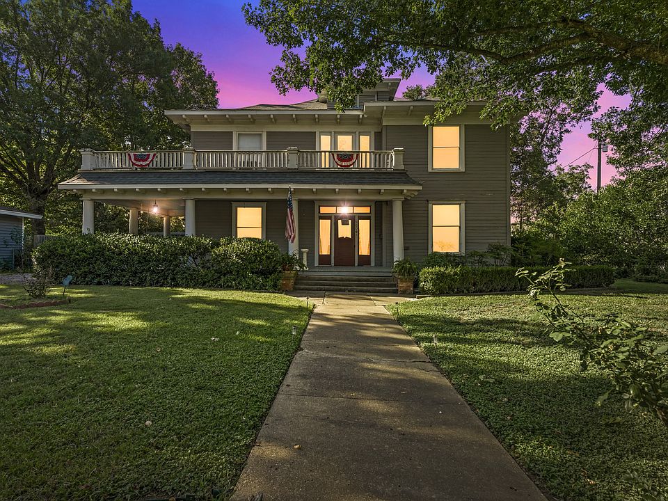 1st image of 900 Park Dr