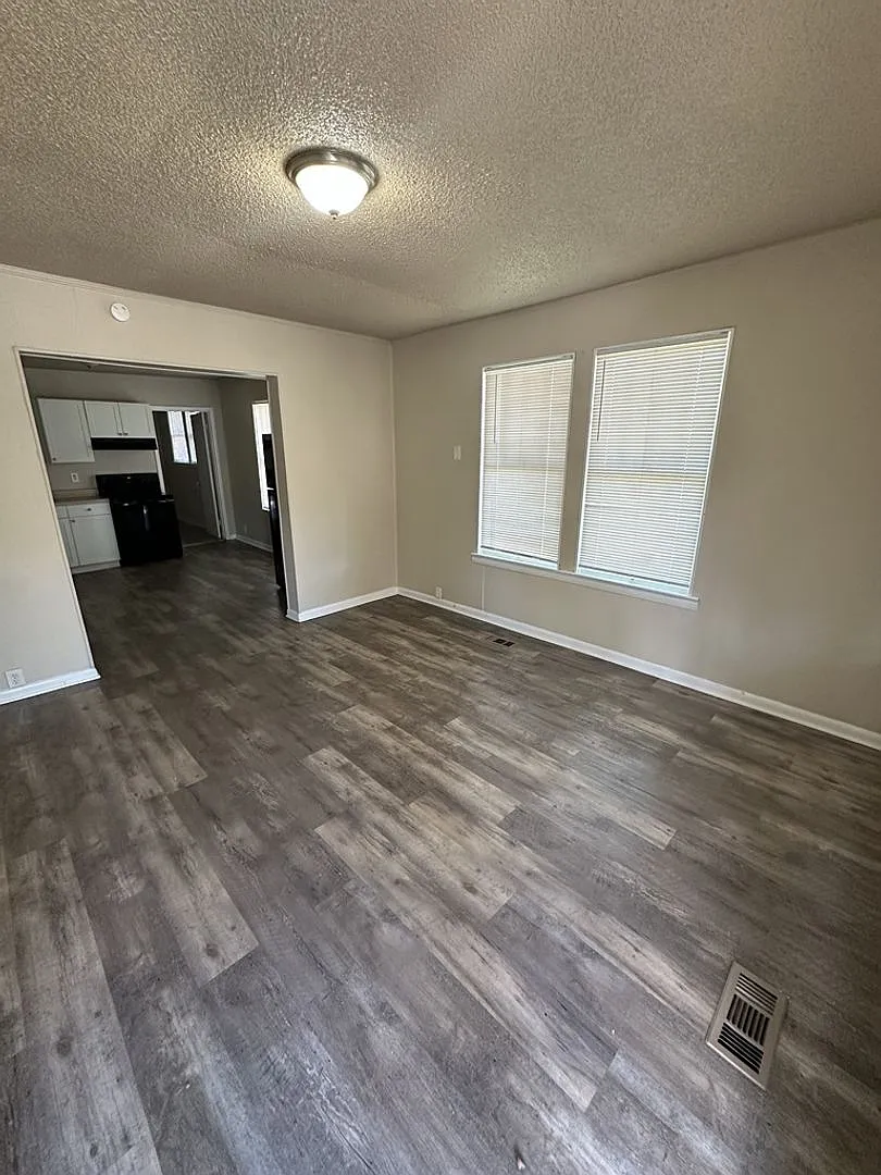 Cozy 2 Bedroom 1 Bathroom - Minutes to Downtown! — Photo 4