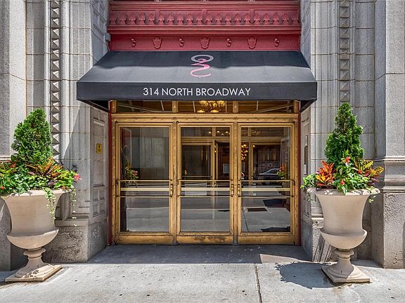2nd image of 314 N Broadway Ave #1302