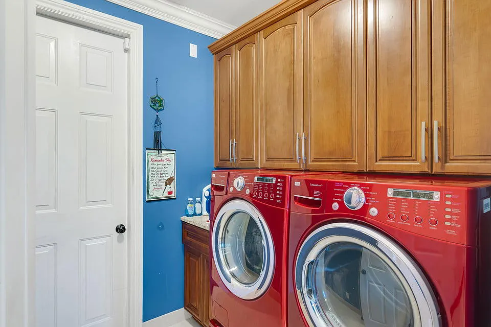 4 bed, 2.0 bath, 3169 sqft, $3,000 — Photo 4