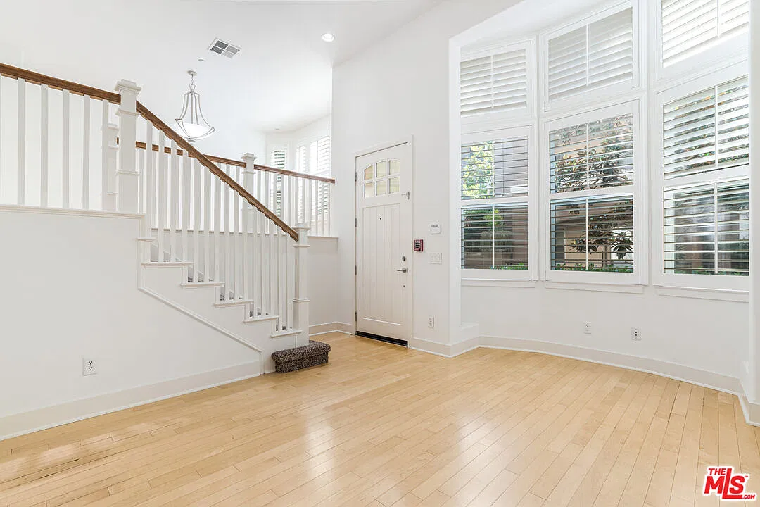 3 bed, 2.5 bath, 2135 sqft, $7,300 — Photo 1