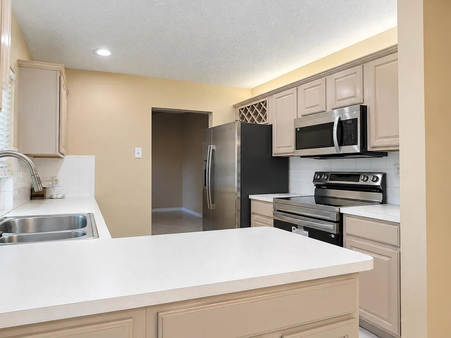 3 bed, 2.0 bath, 1484 sqft, $3,400 — Photo 3