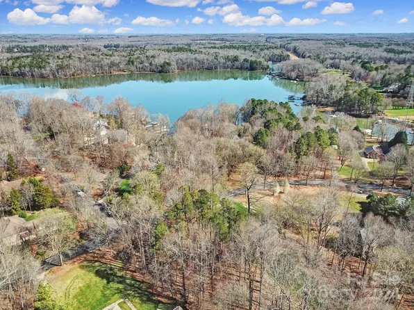 4820 Mountain Point Ln, Charlotte, NC 28216