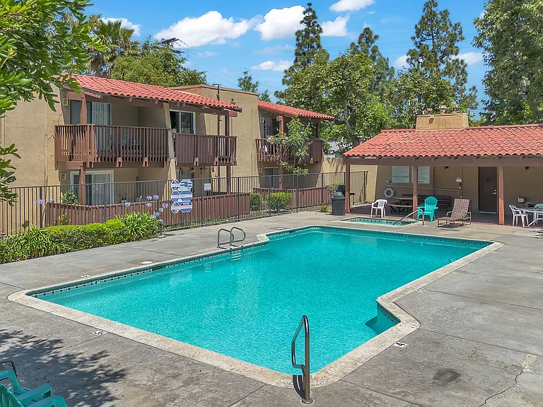 1040 W Macarthur Blvd #48 — Photo 3