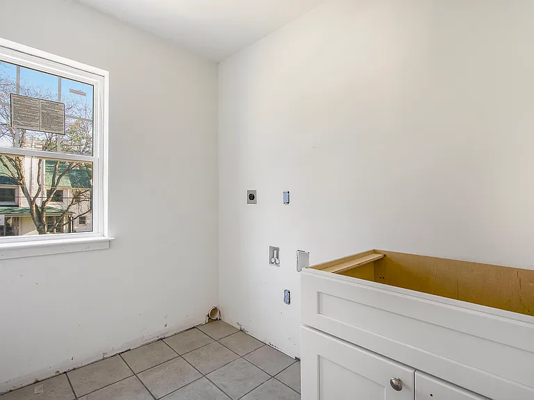 445 Hiscock St — Photo 15