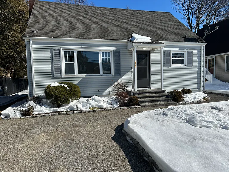 216 Catherine St — Photo 1