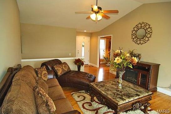 3rd image of 1421 Holly Dr