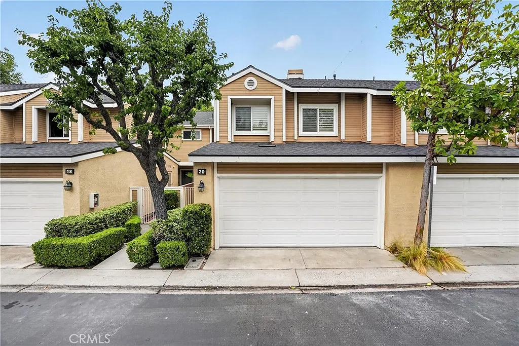 3 bed, 2.5 bath, 1300 sqft, $4,700 — Photo 2