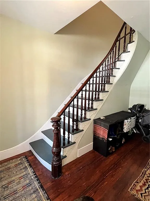 5 bed, 2.0 bath, 2600 sqft, $5,500 — Photo 2