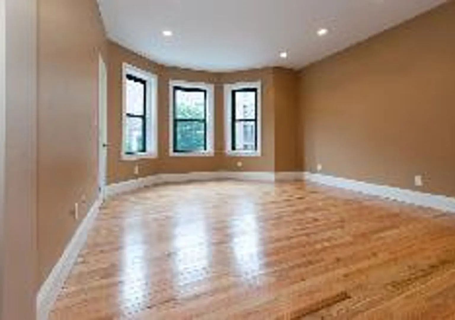 Stunning 4 Bed/2 Bath Right On The B Line! Short Walk To Cleveland Circle — Photo 2