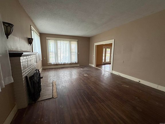 4th image of 801 Crittenden St