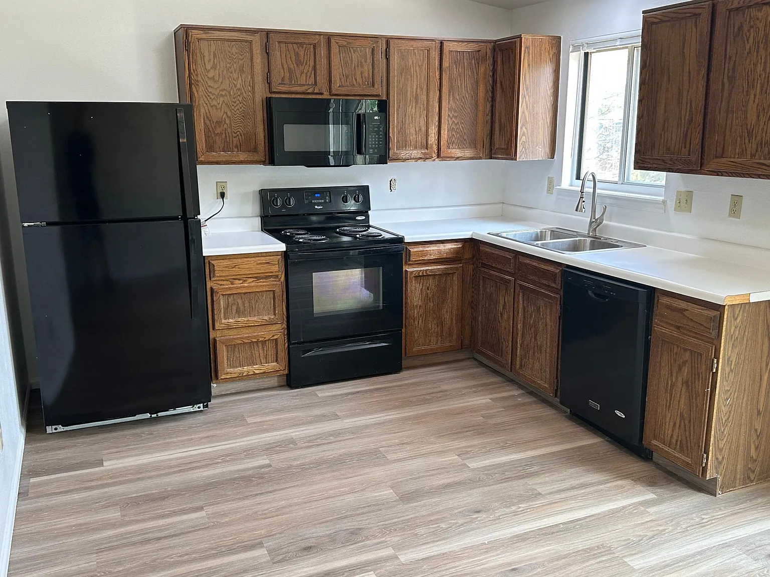 3 bed, 1274 sqft, $2,665 — Photo 2