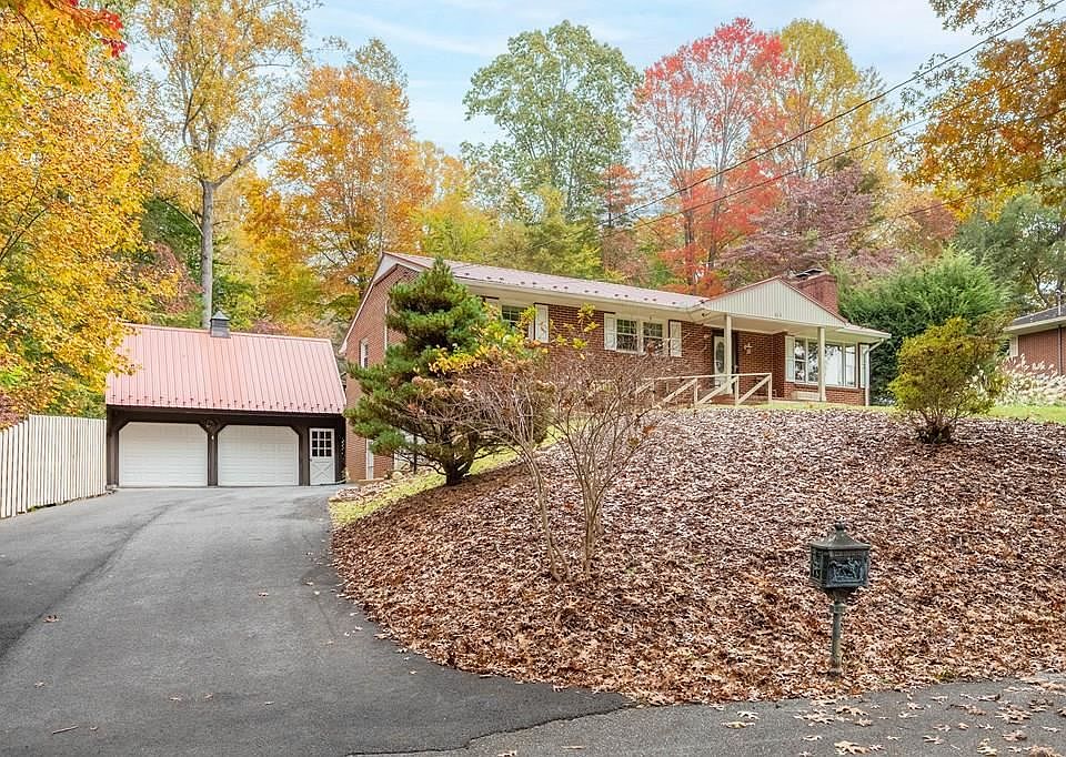 1st image of 829 Dogwood Ln
