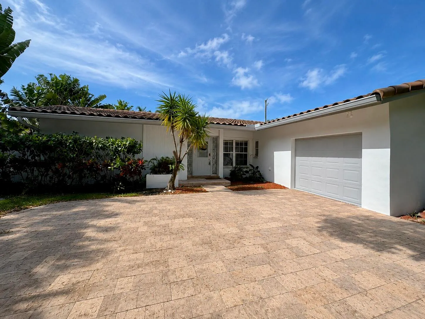 3 bed, 2.0 bath, 1953 sqft, $4,800 — Photo 2