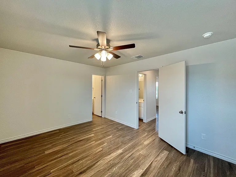 1708 Castroville Trl — Photo 47