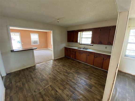 5th image of 501 E Broadway St