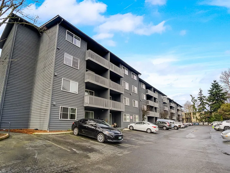 Hillcourt Apartments — Photo 12